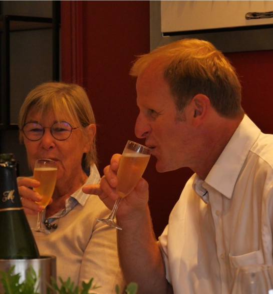 Marie-Charlotte et Dion trinquant, une coupe de champagne à la main