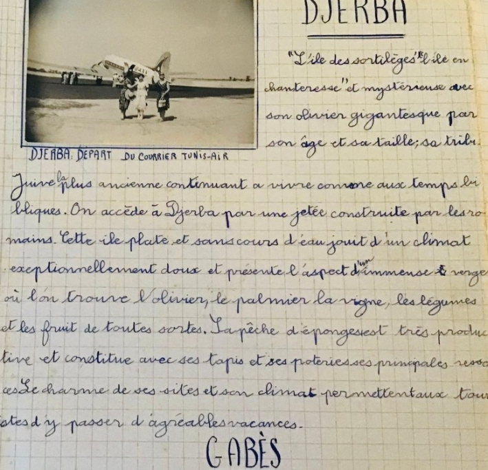 Page du cahier consacrée à Djerba, avec une photographie du courrier Tunis-Air sur la piste