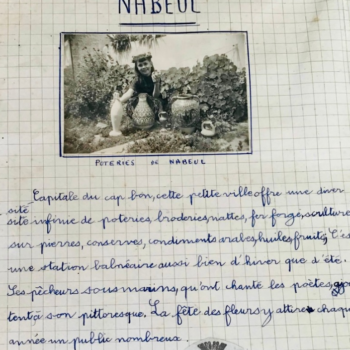 Page du cahier consacrée à Nabeul, avec une photographie d'une fillette assise au milieu de grandes poteries
