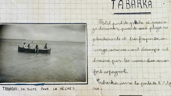 Page du cahier consacrée à Tabarka, avec une photographie collée d'une barque de pêche en mer